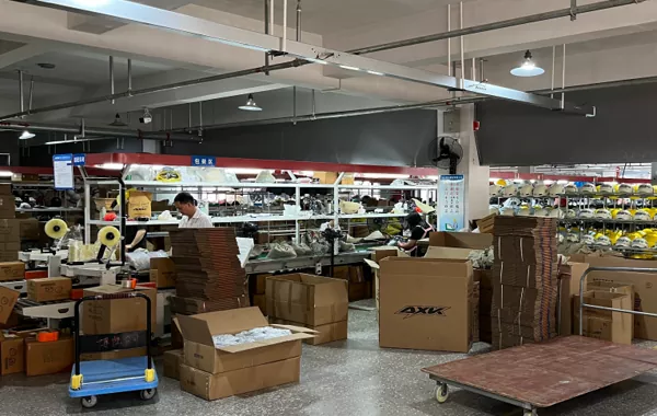 生産ツアー: オートバイ ヘルメット製造のための現代的なワークショップの内部